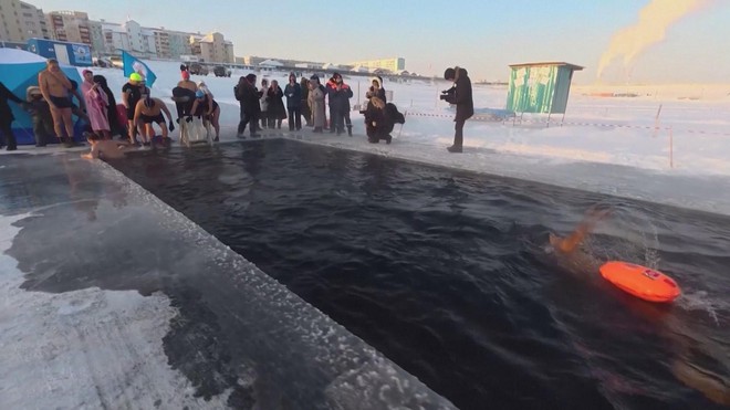Bơi lội dưới cái lạnh -35 độ C: Thú vui "thép" tại vùng đất băng giá Yakutia- Ảnh 2.