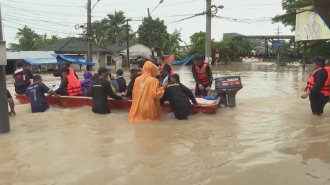 Mưa lũ lịch sử càn quét Thái Lan - Malaysia: Hat Yai hứng chịu lượng mưa cao nhất 300 năm - Ảnh 1.