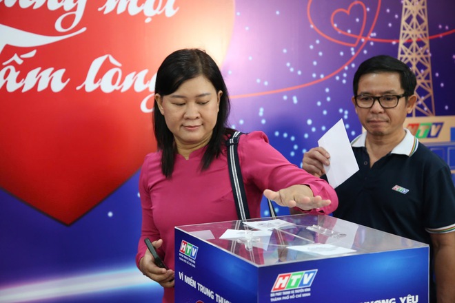 Sôi nổi không khí quyên góp quỹ "Chung một tấm lòng: Vì miền Trung thương yêu" - Ảnh 26.