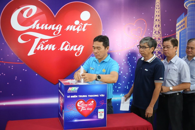 Sôi nổi không khí quyên góp quỹ "Chung một tấm lòng: Vì miền Trung thương yêu" - Ảnh 21.