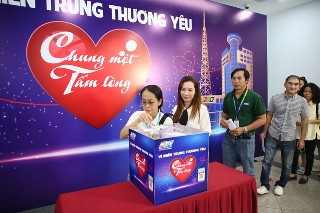 Sôi nổi không khí quyên góp quỹ "Chung một tấm lòng: Vì miền Trung thương yêu" - Ảnh 12.