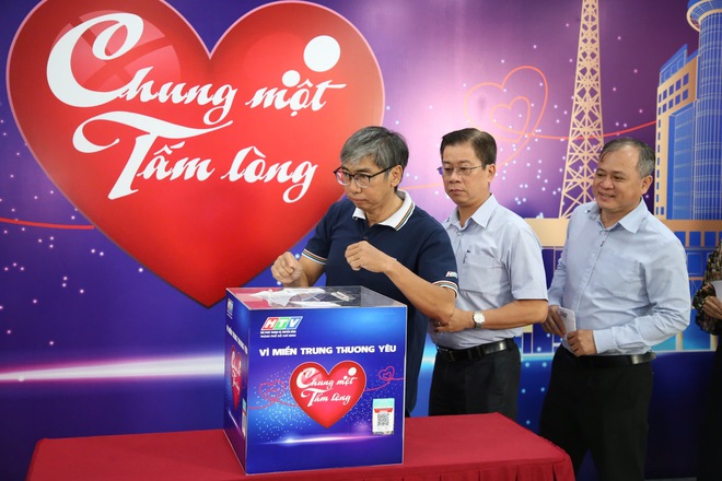 Sôi nổi không khí quyên góp quỹ "Chung một tấm lòng: Vì miền Trung thương yêu" - Ảnh 22.