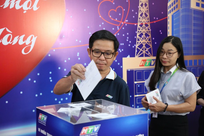 Sôi nổi không khí quyên góp quỹ "Chung một tấm lòng: Vì miền Trung thương yêu" - Ảnh 24.