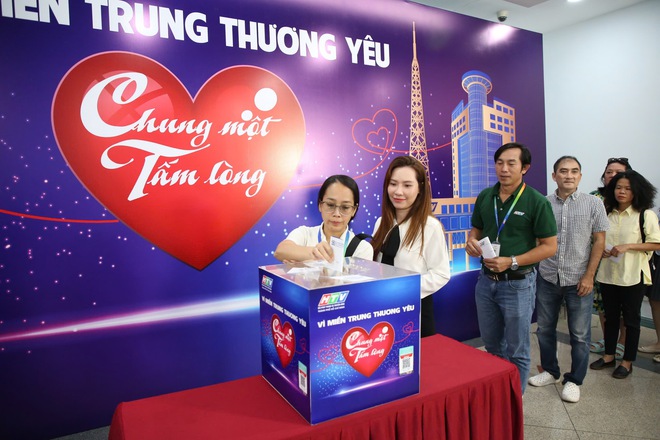 Sôi nổi không khí quyên góp quỹ "Chung một tấm lòng: Vì miền Trung thương yêu" - Ảnh 13.