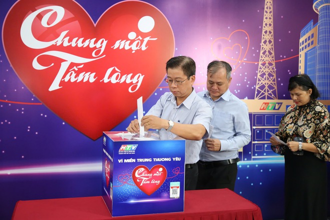 Sôi nổi không khí quyên góp quỹ "Chung một tấm lòng: Vì miền Trung thương yêu" - Ảnh 14.