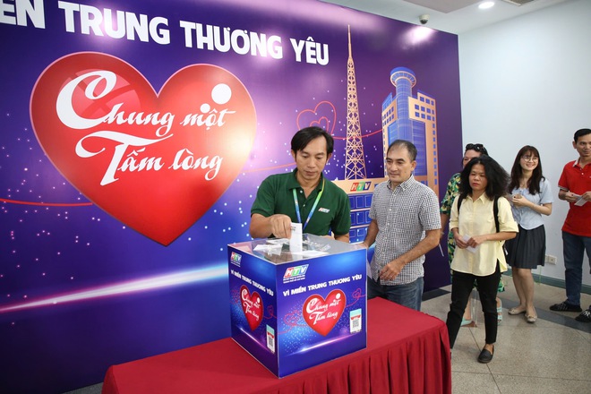 Sôi nổi không khí quyên góp quỹ "Chung một tấm lòng: Vì miền Trung thương yêu" - Ảnh 11.