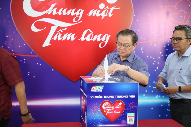 Sôi nổi không khí quyên góp quỹ "Chung một tấm lòng: Vì miền Trung thương yêu" - Ảnh 23.