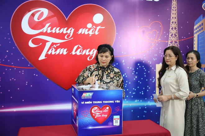 Sôi nổi không khí quyên góp quỹ "Chung một tấm lòng: Vì miền Trung thương yêu" - Ảnh 15.