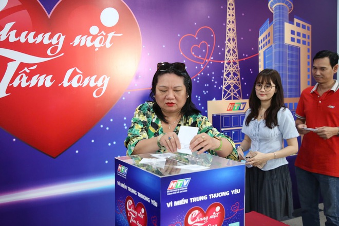 Sôi nổi không khí quyên góp quỹ "Chung một tấm lòng: Vì miền Trung thương yêu" - Ảnh 16.