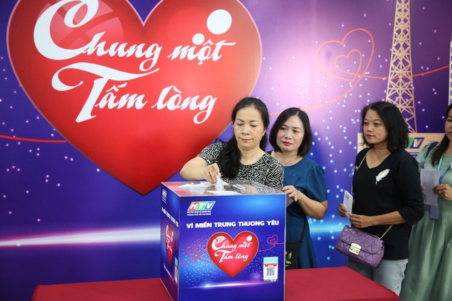 Sôi nổi không khí quyên góp quỹ "Chung một tấm lòng: Vì miền Trung thương yêu" - Ảnh 25.