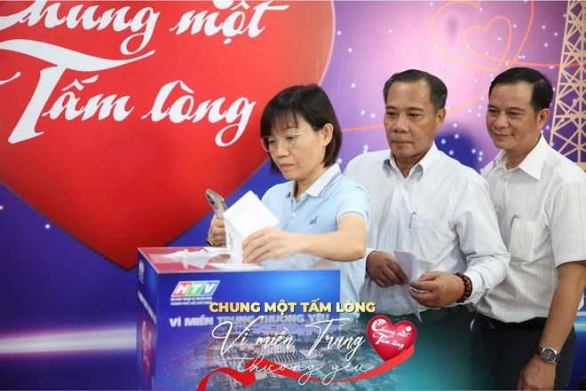 Sôi nổi không khí quyên góp quỹ "Chung một tấm lòng: Vì miền Trung thương yêu" - Ảnh 17.