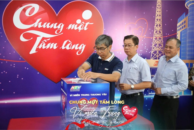 Sôi nổi không khí quyên góp quỹ "Chung một tấm lòng: Vì miền Trung thương yêu" - Ảnh 18.