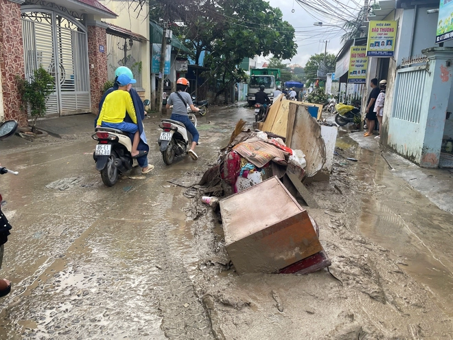 Khánh Hòa cấp tập thu dọn lượng rác khổng lồ ở phường Tây Nha Trang - Ảnh 3.