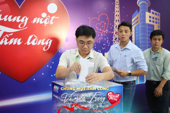 Sôi nổi không khí quyên góp quỹ "Chung một tấm lòng: Vì miền Trung thương yêu" - Ảnh 27.