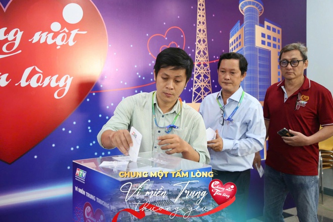 Sôi nổi không khí quyên góp quỹ "Chung một tấm lòng: Vì miền Trung thương yêu" - Ảnh 15.