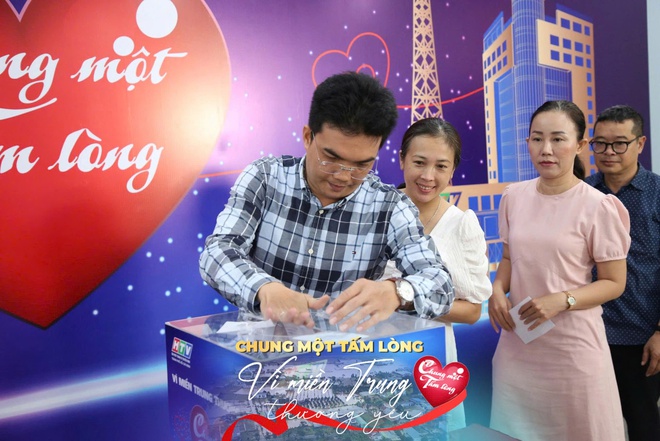 Sôi nổi không khí quyên góp quỹ "Chung một tấm lòng: Vì miền Trung thương yêu" - Ảnh 18.