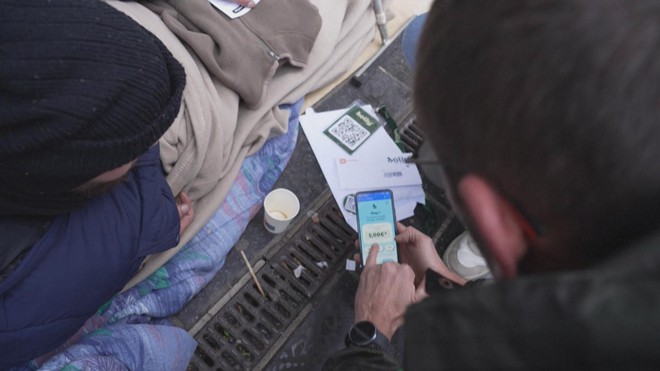 Pháp: Thẻ mã QR - Giải pháp nhân văn hỗ trợ người vô gia cư - Ảnh 2.