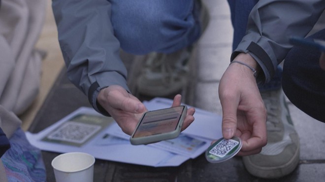 Pháp: Thẻ mã QR - Giải pháp nhân văn hỗ trợ người vô gia cư - Ảnh 1.