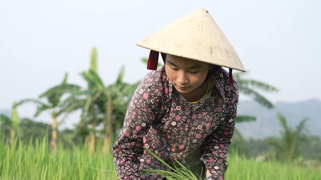 Cô bé mất cha đúng Mùng 1 Tết khiến các nghệ sĩ xót xa - Mái ấm gia đình Việt - Ảnh 1.