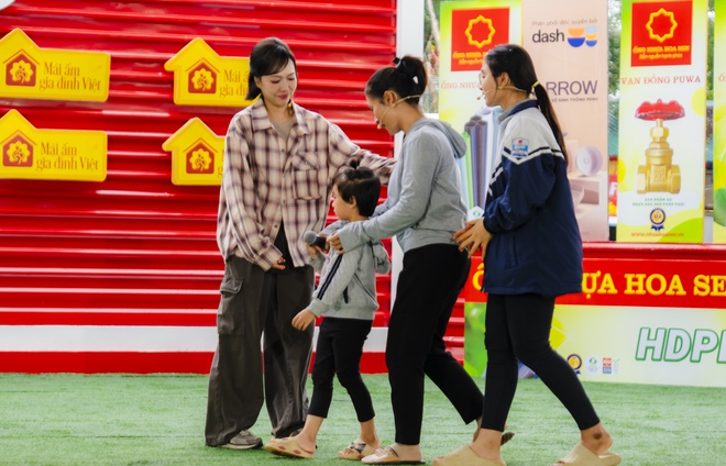 Cô bé mất cha đúng Mùng 1 Tết khiến các nghệ sĩ xót xa - Mái ấm gia đình Việt - Ảnh 10.