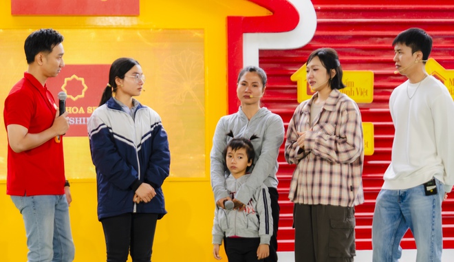 Cô bé mất cha đúng Mùng 1 Tết khiến các nghệ sĩ xót xa - Mái ấm gia đình Việt - Ảnh 11.