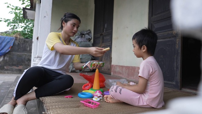 Cô bé mất cha đúng Mùng 1 Tết khiến các nghệ sĩ xót xa - Mái ấm gia đình Việt - Ảnh 8.