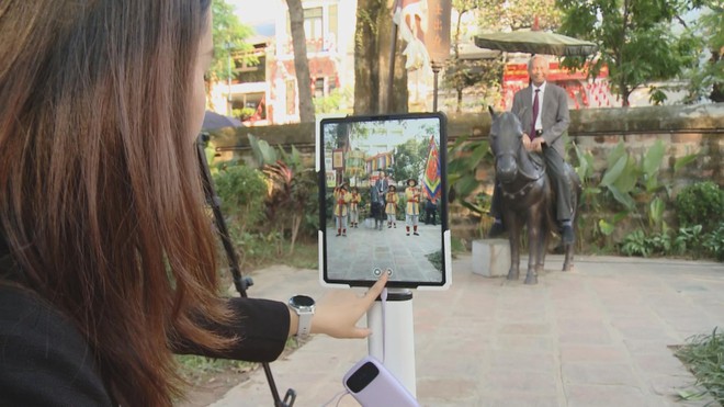 Trải nghiệm di sản số “Việt Nam diệu sử” tại Văn Miếu Quốc Tử Giám - Ảnh 1.