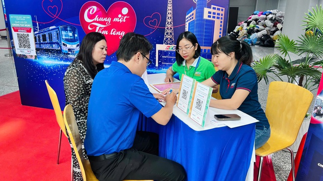 Metro Số 1 phối hợp HTV triển khai 14 điểm tiếp nhận “Chung một tấm lòng” tại các ga metro - Ảnh 4.