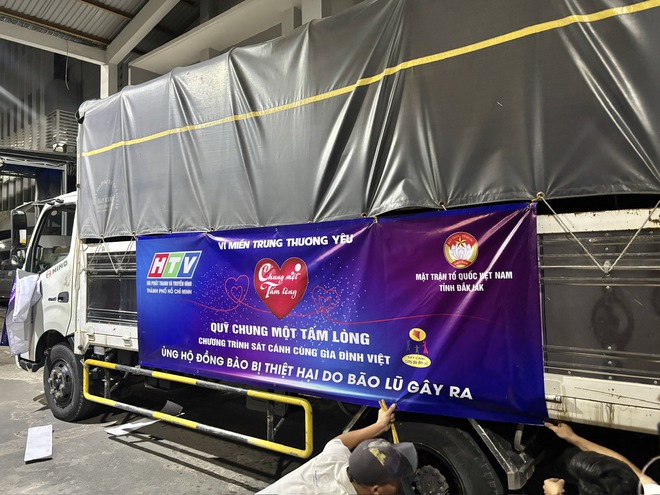 Những chuyến xe nghĩa tình "Chung một tấm lòng: Vì miền Trung thương yêu"! - Ảnh 4.