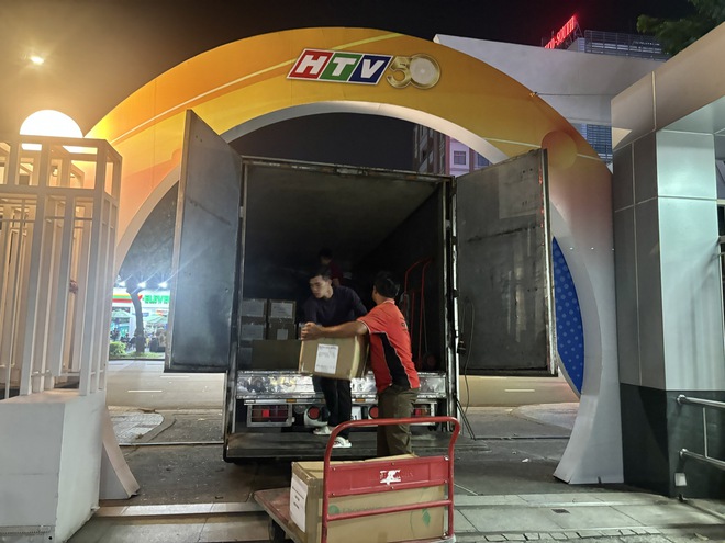 Những chuyến xe nghĩa tình "Chung một tấm lòng: Vì miền Trung thương yêu"! - Ảnh 3.