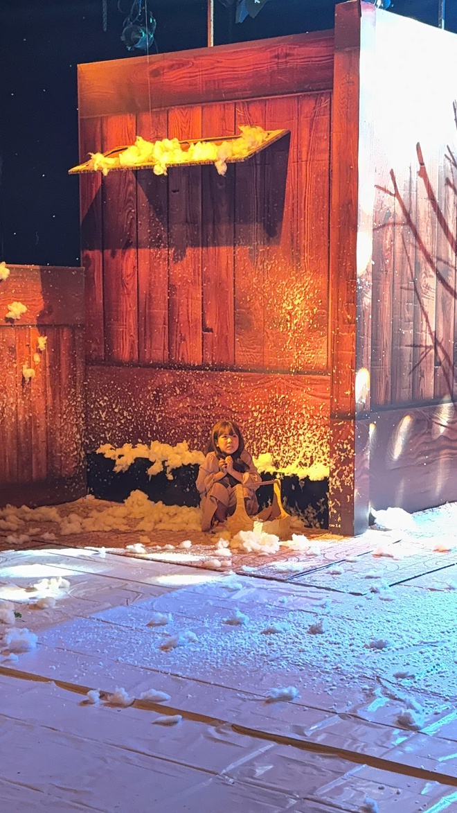 Hô biến: Helen Vũ hóa thân thành "Cô bé bán diêm" đầy cảm xúc- Ảnh 1.