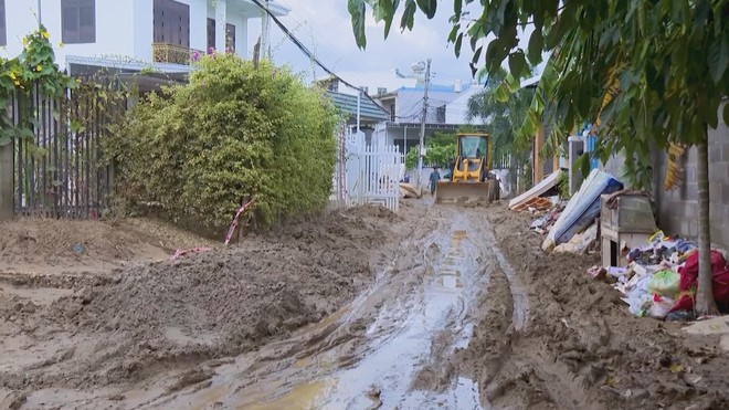 TP. Hồ Chí Minh tăng cường lực lượng hỗ trợ Nha Trang khắc phục hậu quả sau bão lũ - Ảnh 5.