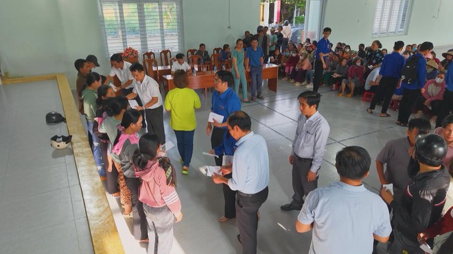 TP. Hồ Chí Minh tăng cường lực lượng hỗ trợ Nha Trang khắc phục hậu quả sau bão lũ - Ảnh 10.