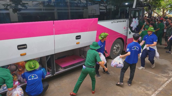 TP. Hồ Chí Minh tăng cường lực lượng hỗ trợ Nha Trang khắc phục hậu quả sau bão lũ - Ảnh 11.