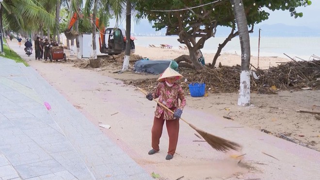 TP. Hồ Chí Minh tăng cường lực lượng hỗ trợ Nha Trang khắc phục hậu quả sau bão lũ - Ảnh 3.