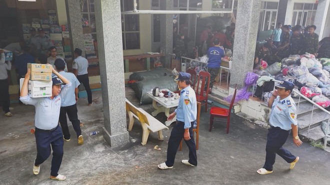 TP. Hồ Chí Minh tăng cường lực lượng hỗ trợ Nha Trang khắc phục hậu quả sau bão lũ - Ảnh 9.