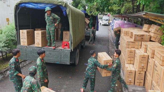 TP. Hồ Chí Minh tăng cường lực lượng hỗ trợ Nha Trang khắc phục hậu quả sau bão lũ - Ảnh 7.