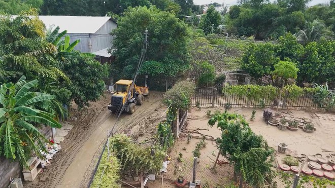 TP. Hồ Chí Minh tăng cường lực lượng hỗ trợ Nha Trang khắc phục hậu quả sau bão lũ - Ảnh 4.