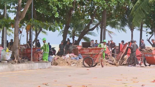 TP. Hồ Chí Minh tăng cường lực lượng hỗ trợ Nha Trang khắc phục hậu quả sau bão lũ - Ảnh 2.