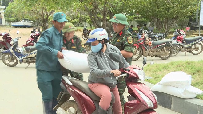 Sơn Hòa (Phú Yên) ngổn ngang sau lũ lụt - Ảnh 4.