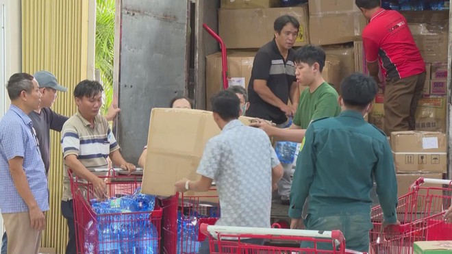 Những chuyến xe đêm HTV kịp thời về với vùng lũ miền Trung - Ảnh 3.