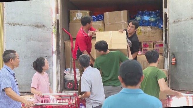 Những chuyến xe đêm HTV kịp thời về với vùng lũ miền Trung - Ảnh 2.