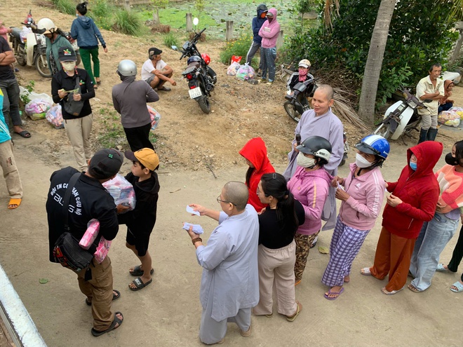 “Cùng em tới trường” - Sẻ chia từ TP. Hồ Chí Minh đến học sinh vùng lũ  - Ảnh 8.