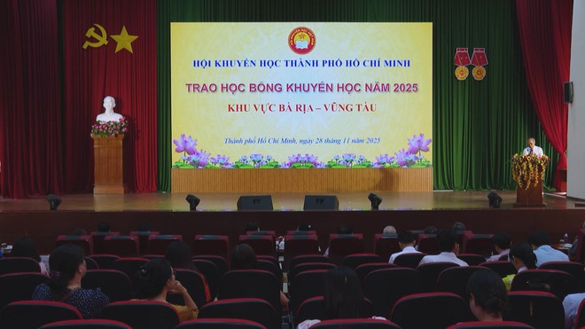 TP. Hồ Chí Minh: Trao 500 suất học bổng khuyến học trị giá 1,5 tỷ đồng - Ảnh 2.