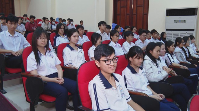 TP. Hồ Chí Minh: Trao 500 suất học bổng khuyến học trị giá 1,5 tỷ đồng - Ảnh 3.