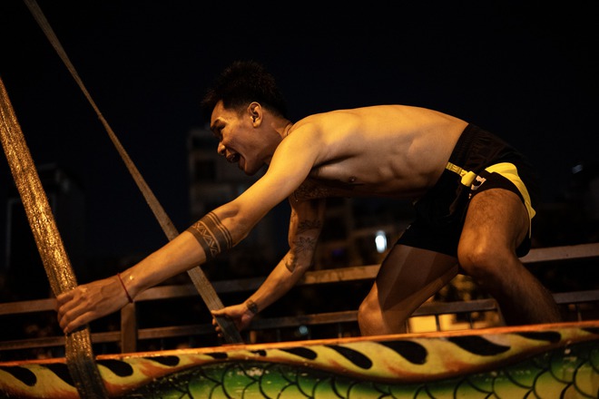 NewZround: Kịch tính màn đua ghe Ngo trên kênh Nhiêu Lộc - TP. Hồ Chí Minh - Ảnh 4.