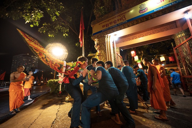 NewZround: Kịch tính màn đua ghe Ngo trên kênh Nhiêu Lộc - TP. Hồ Chí Minh - Ảnh 3.