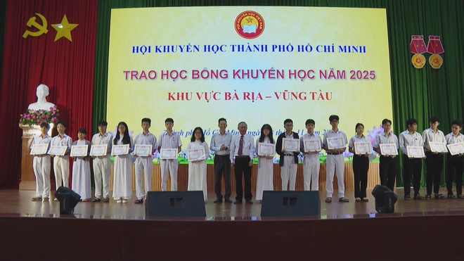 TP. Hồ Chí Minh: Trao 500 suất học bổng khuyến học trị giá 1,5 tỷ đồng - Ảnh 4.