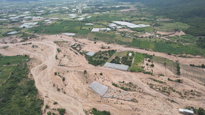 Chương trình 60 Giây ngày 3/11/2025 | Vỡ hồ nước ở Lâm Đồng là "nhân tai, không phải thiên tai" - Ảnh 1.