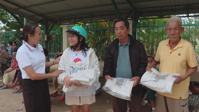 Thời sự HTV ngày 30/11/2025 | Người dân vùng lũ tích cực đi qua những khó khăn - Ảnh 3.